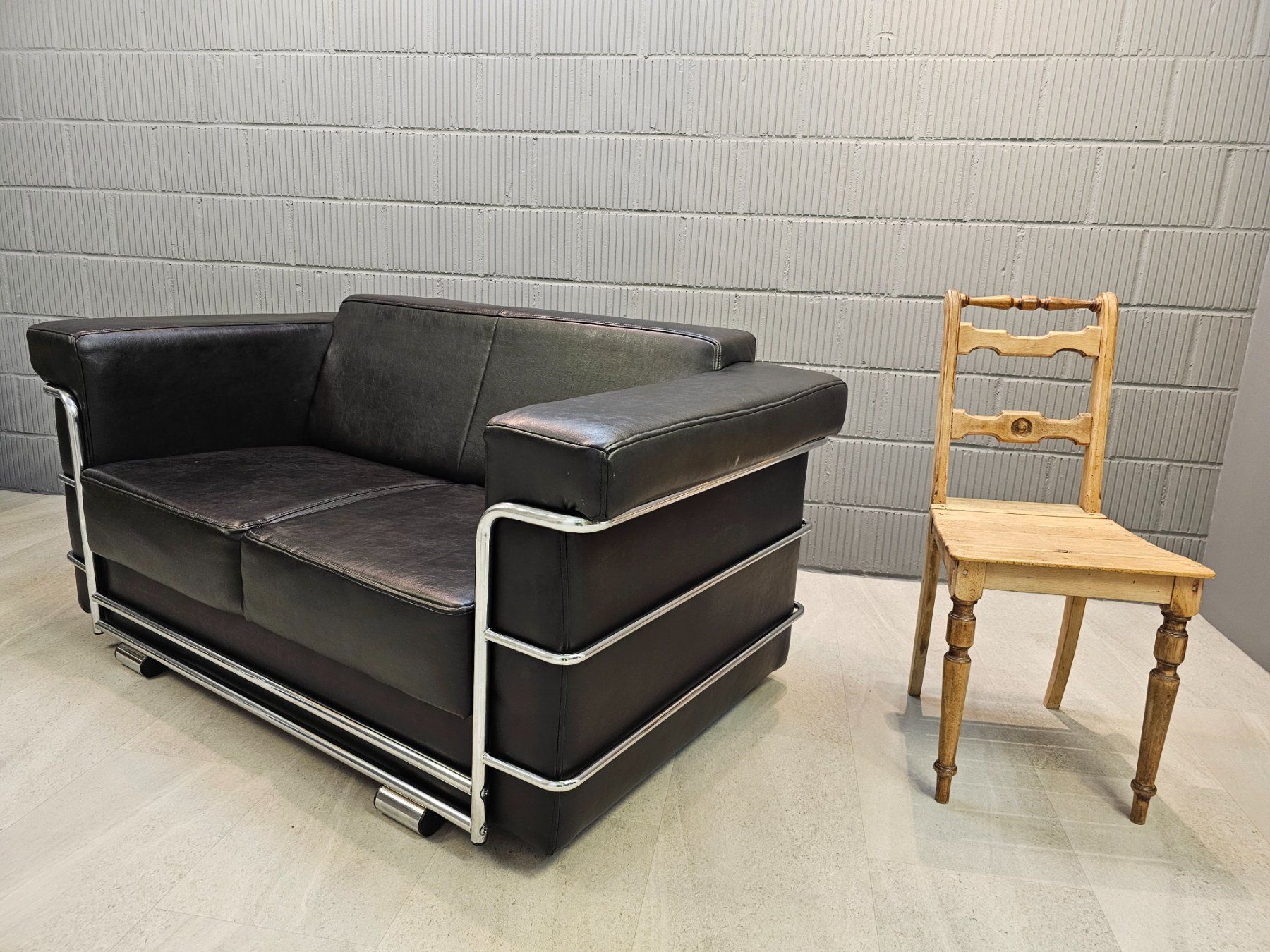 Sofas: Le Corbusier Replika Sofa Bauhaus Couch Schwarz Chrom – Gebraucht aus Nottwil von  1