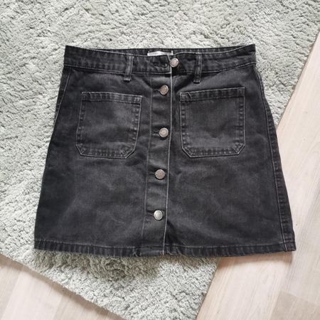 Schwarzer Jeans Minirock Gr. 36 mit Knöpfen Bershka