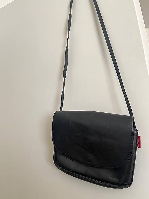 Bree Taschen: Schwarze Umhängetasche Bree – Gebraucht aus Bern von nal_5x9x