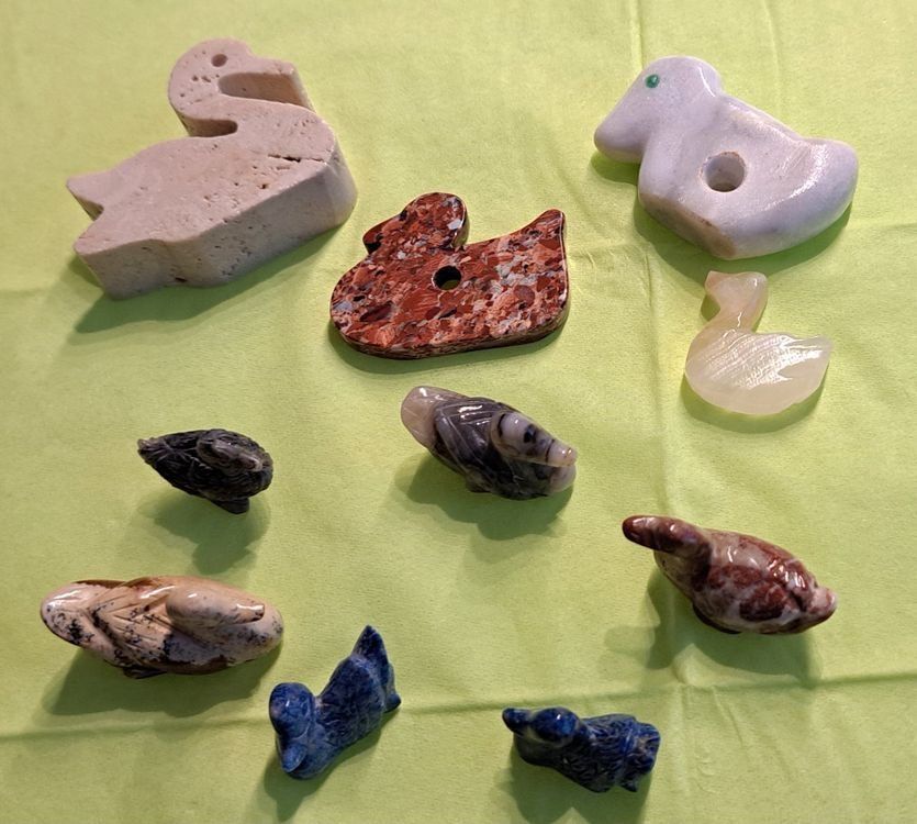 Statuette: 10 Stück gemischte Marmor und Stein Enten – Usato da Oetwil am See venduto da Storck
