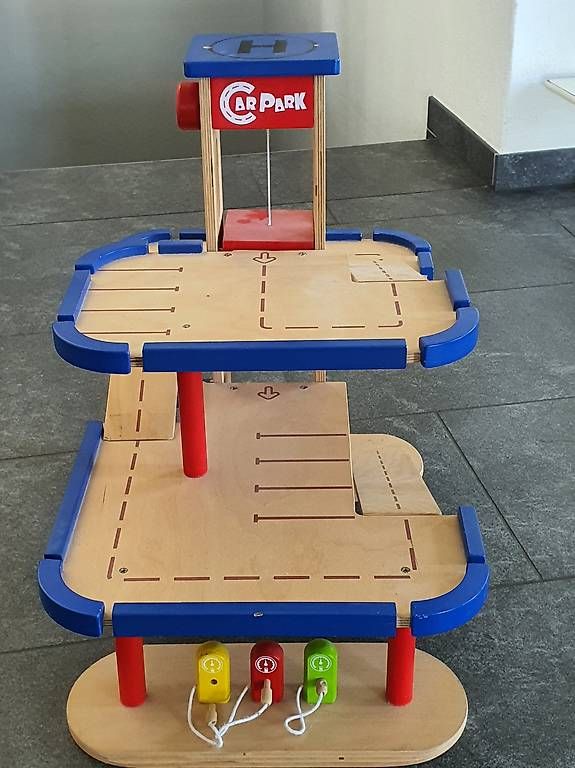 Spielzeuge: Autogarage aus Holz mit Lift – Gebraucht aus Waltenschwil von ginola_23