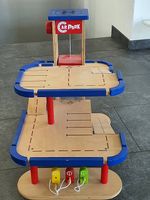 Autogarage aus Holz mit Lift
