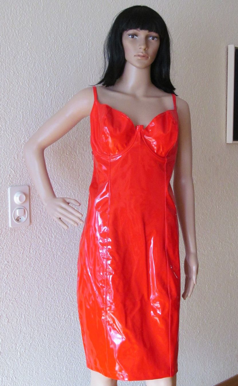 Vestiti: Rotes oversized Midi Lackkleid ca. Gr. 4XL – Usato da Münchenbuchsee venduto da lu-99