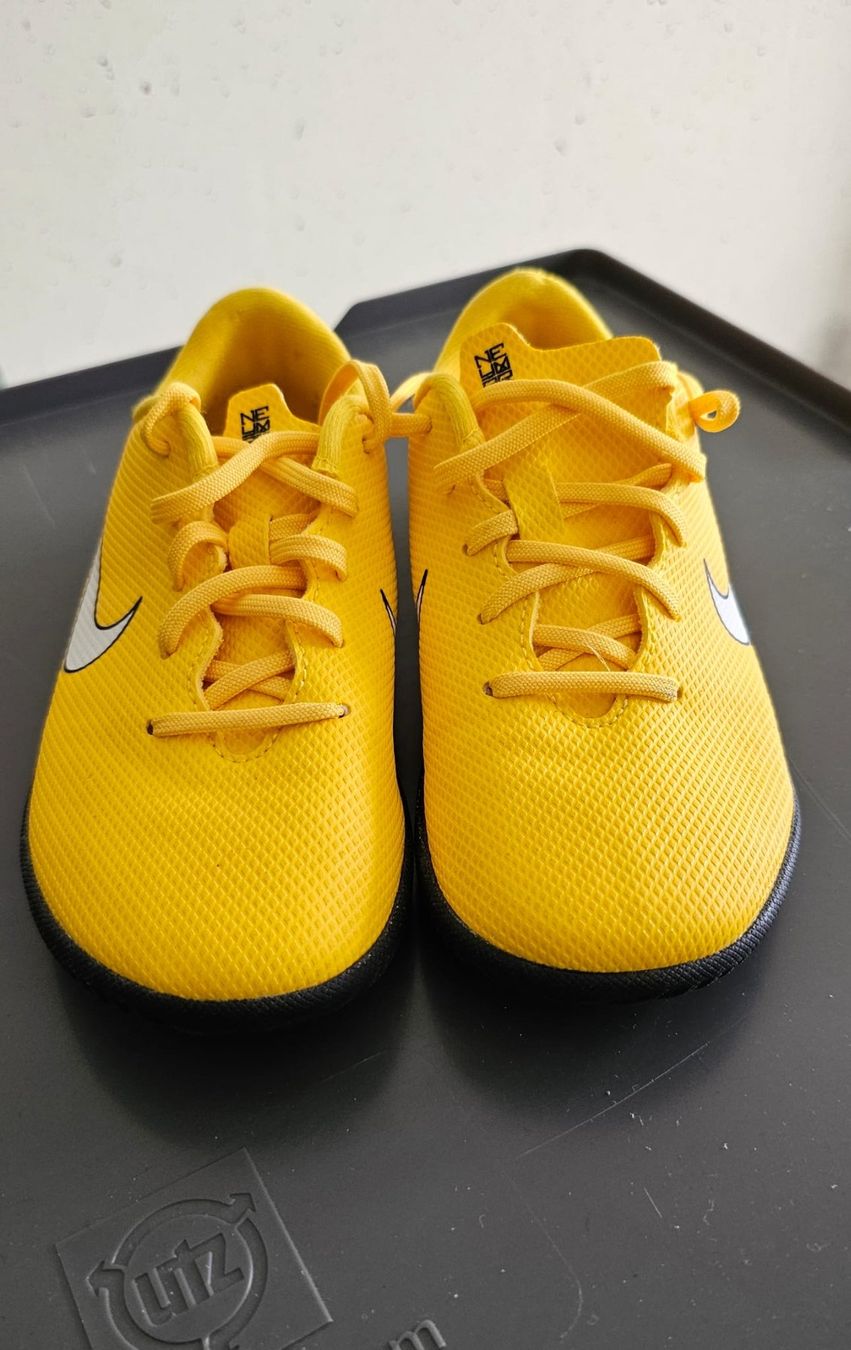 Nike Chaussures garçon: Hallen Schuhe – D'occasion à Triengen par Tiko011