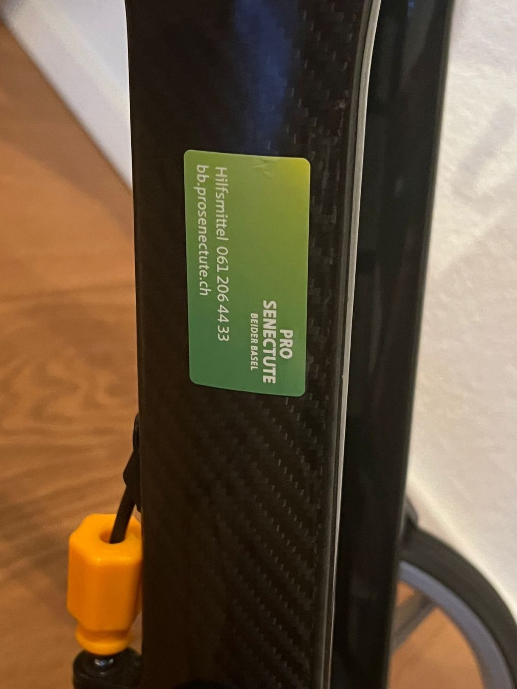 Gehhilfen: Rollator Carbon – Neu (gemäss Beschreibung) aus Augst BL von Desimi 4
