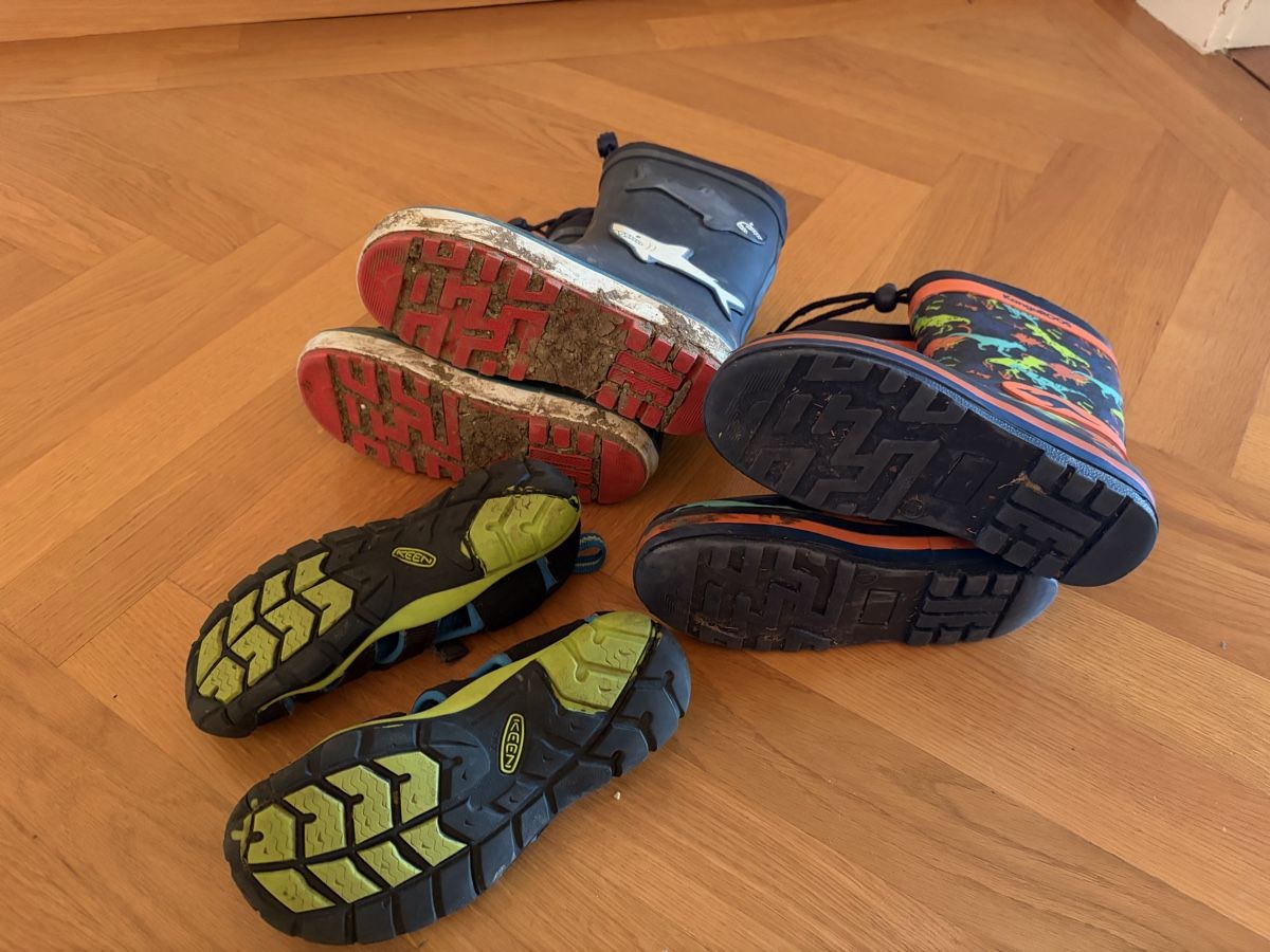 Scarpe per ragazzi: Regenstiefel und Sandale Gr 31 – Usato da St Gallen venduto da hopfen 1