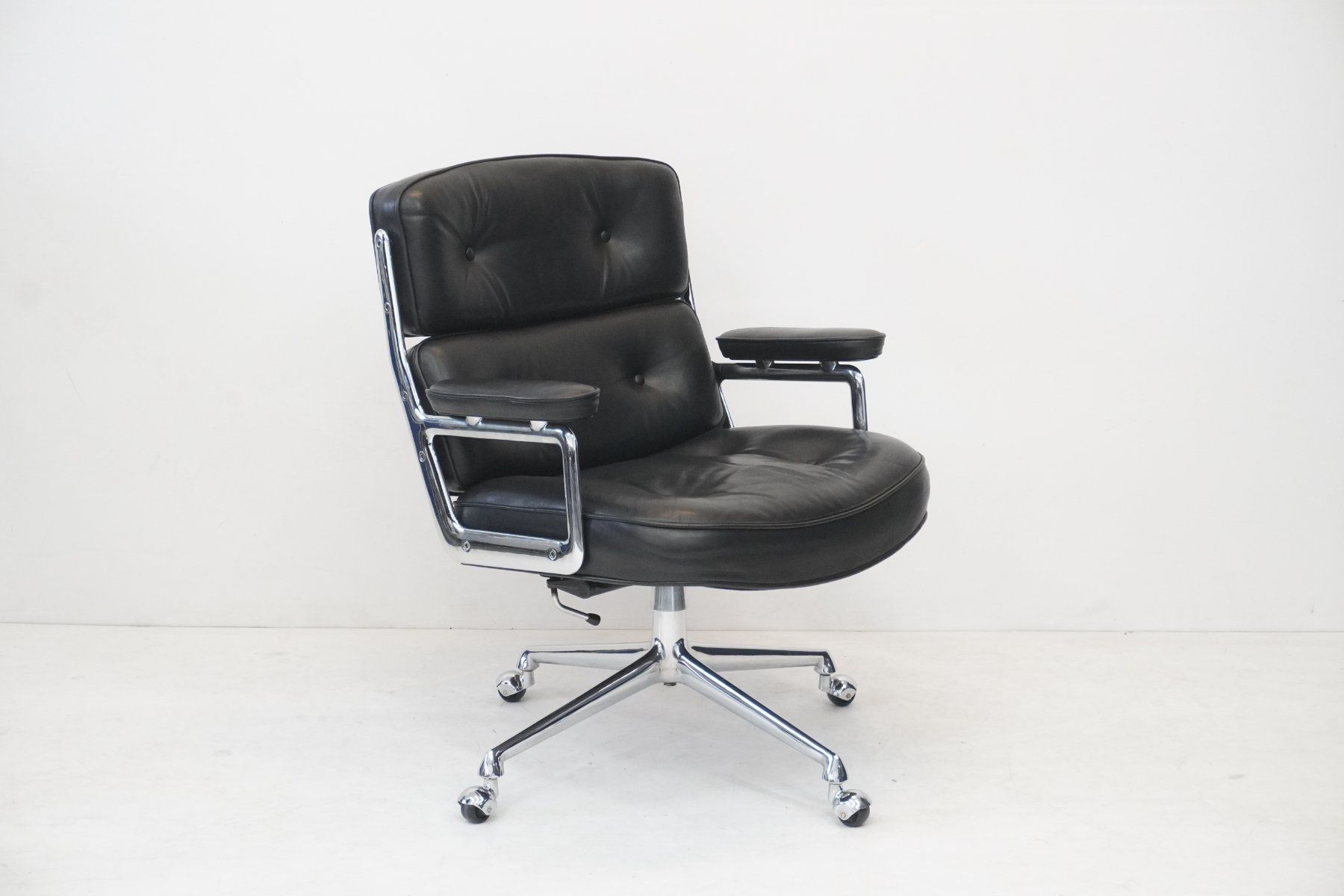 Vitra Poltrone: Vitra Eames Lobby Chair ES104 nero – Usato da Bad Zurzach venduto da QLASSIQ 2