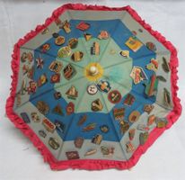 Ca. 70 Pins diverse auf kleinem Schirm