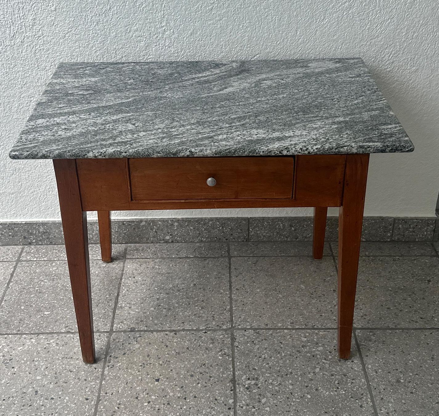 Tavoli: Holztisch mit Steinplatte – Usato da Goldach venduto da Mona.93