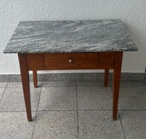 Holztisch mit Steinplatte