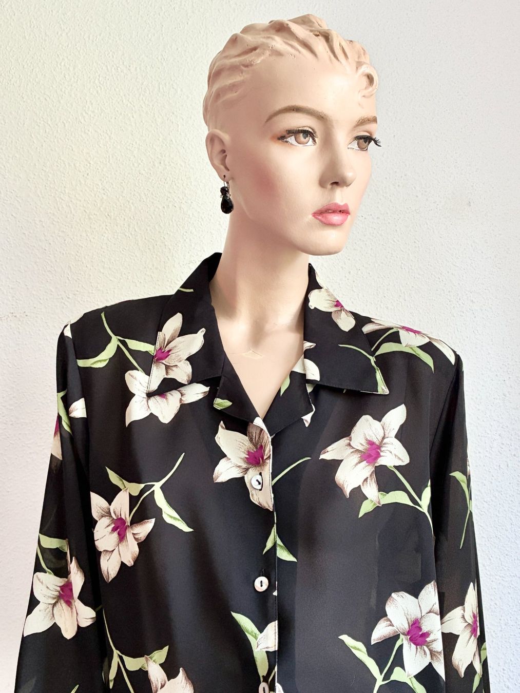 Blusen: Bluse mit Blumenprint mit schwarzem Jupe – Gebraucht aus Kloten von Nephty 2