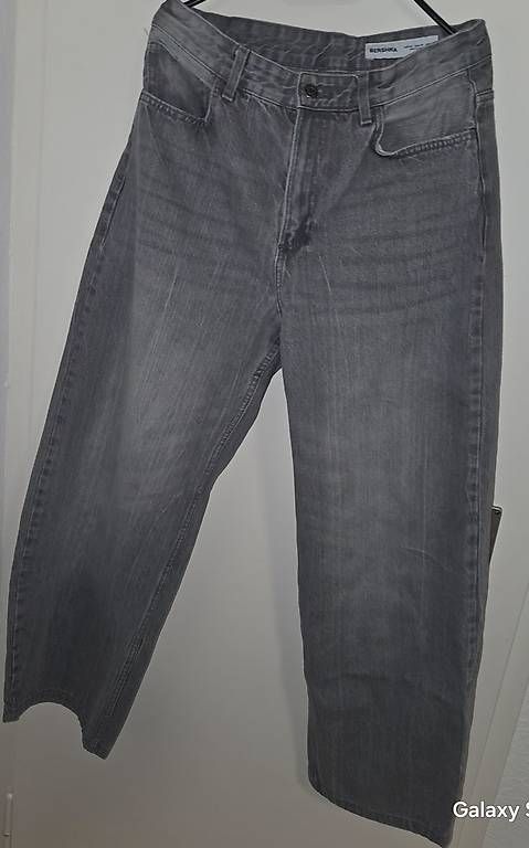 Jeans: Bershka Jeans Grau  – Usato da St. Gallen venduto da ruz_t5lk 2