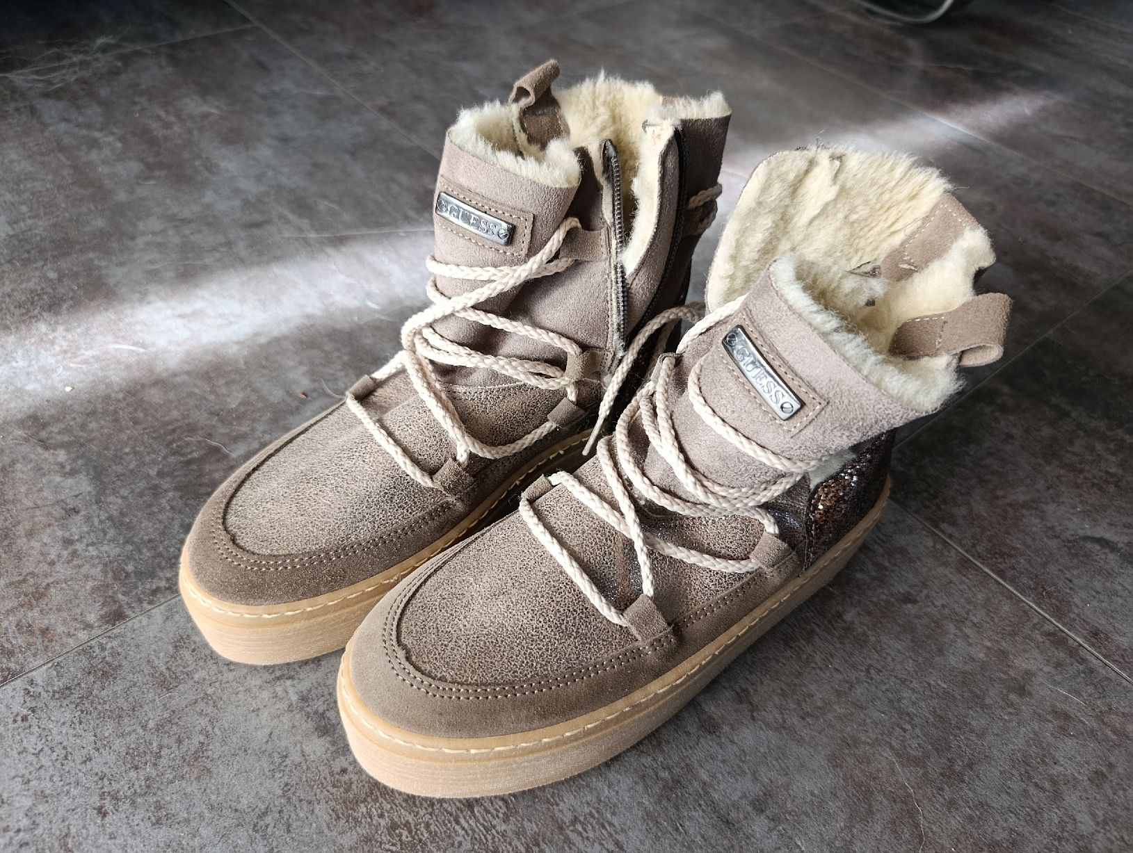 Guess Damenschuhe: NEUE Guess Winterschuhe – Neu (gemäss Beschreibung) aus Strengelbach von Cbrughelli