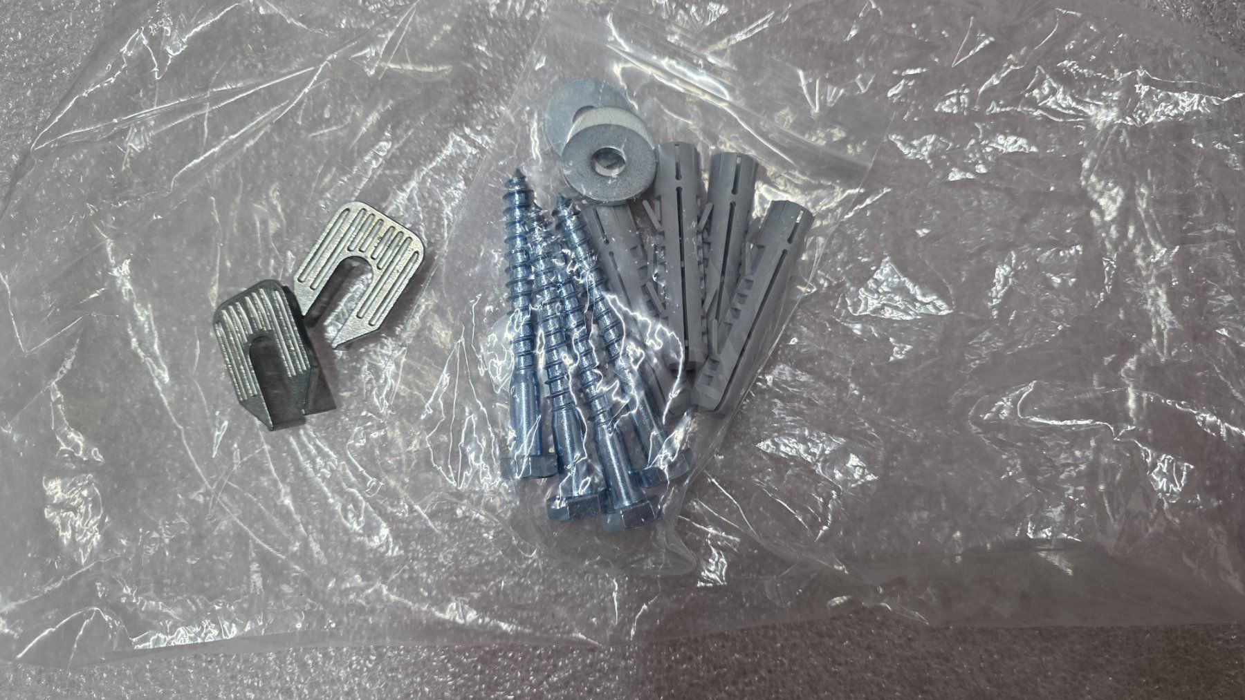 Ferramenta: Kit fixation support métallique chevilles et vis neuves – Usato da Bionnens venduto da Meg011