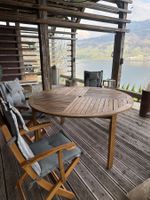 Gartentisch und Stühle