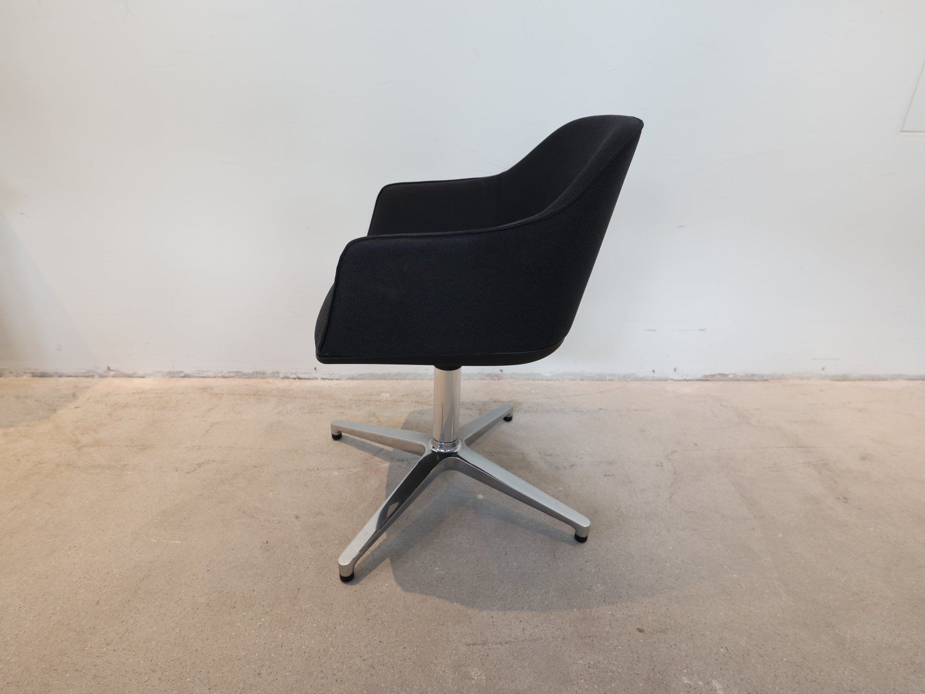 Vitra Poltrone: Vitra Softshell Chair, Vierstern-Untergestell Anthrazit – Usato da Affoltern am Albis venduto da Zapro 2