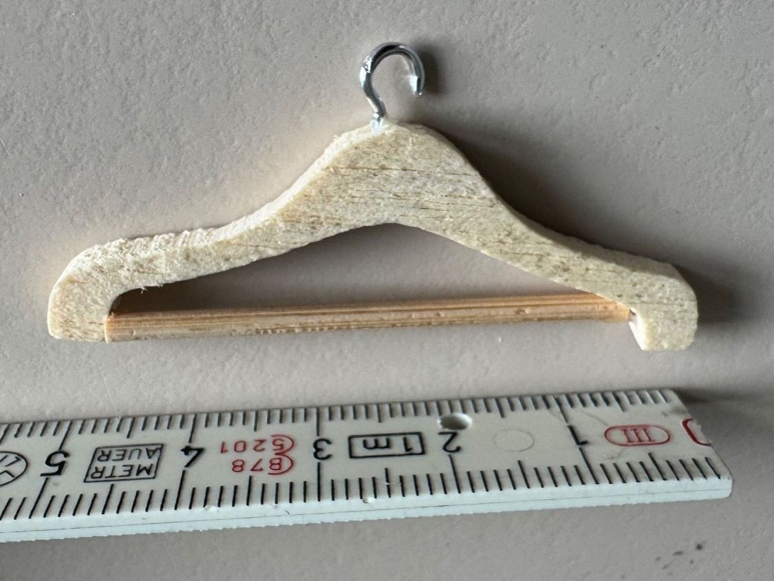 Appendiabiti: 4 Miniatur-Holz-Kleiderbügel – Nuovo (secondo la descrizione) da Oberrohrdorf venduto da chilibiggi 1