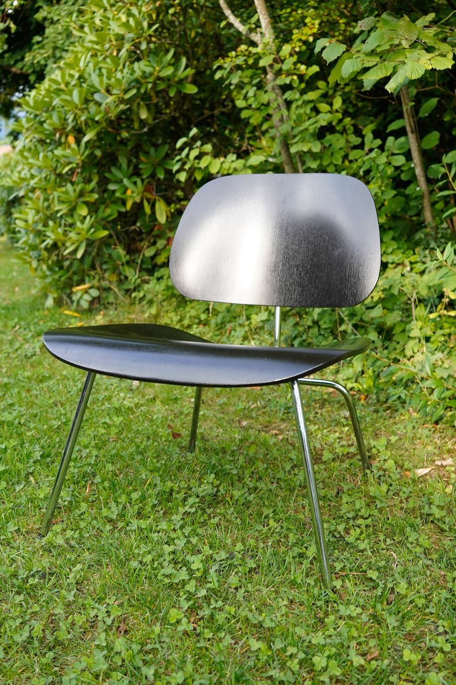Vitra Sessel: Vitra Eames LCM Sessel Schwarz – Gebraucht aus Spiez von demiseum