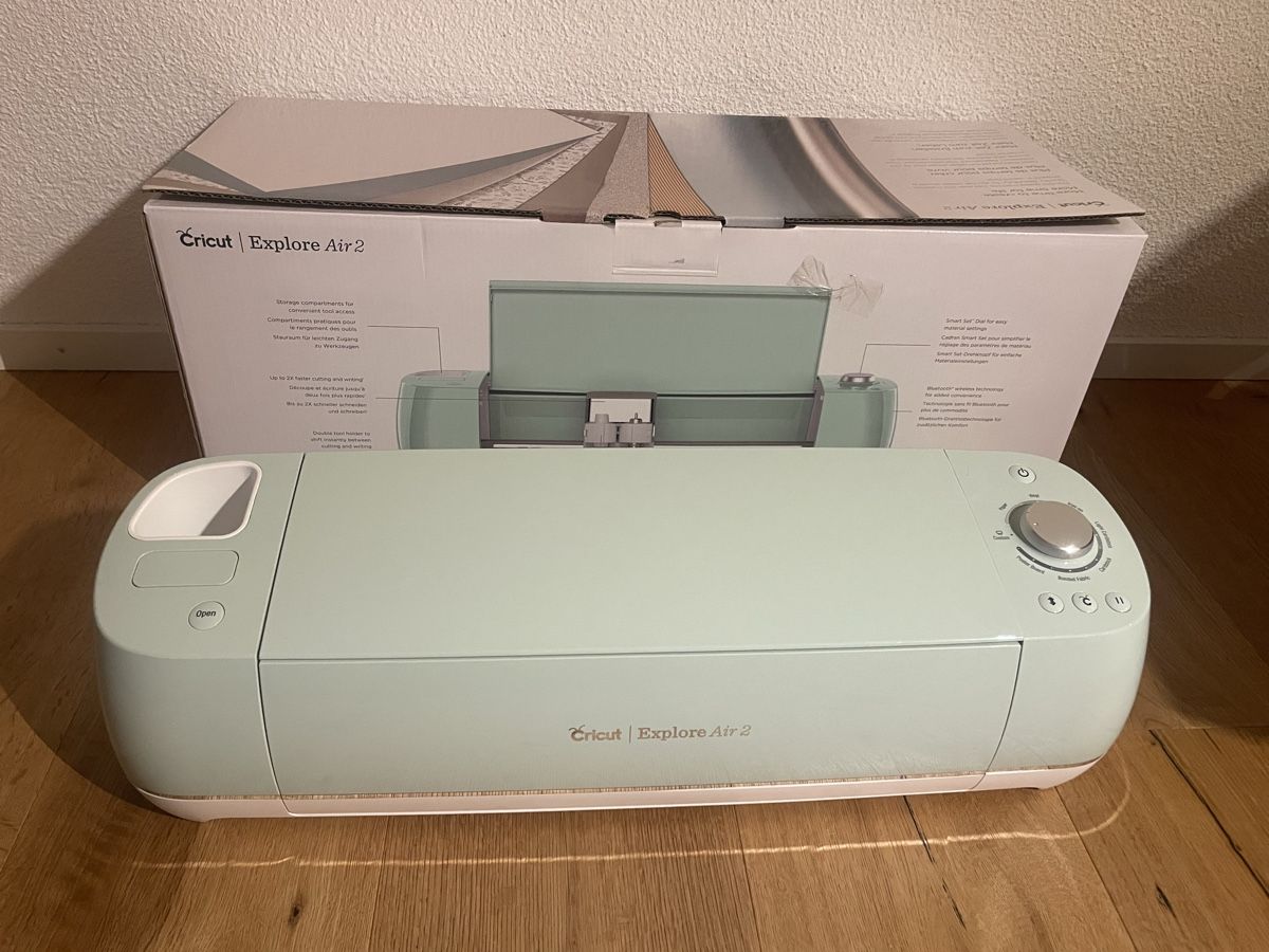 Cricut Stampanti: Cricut Explore Air 2 Plotter inkl. Zubehör & Materialpacket – Usato da Holziken venduto da Kaiserchiefli 1