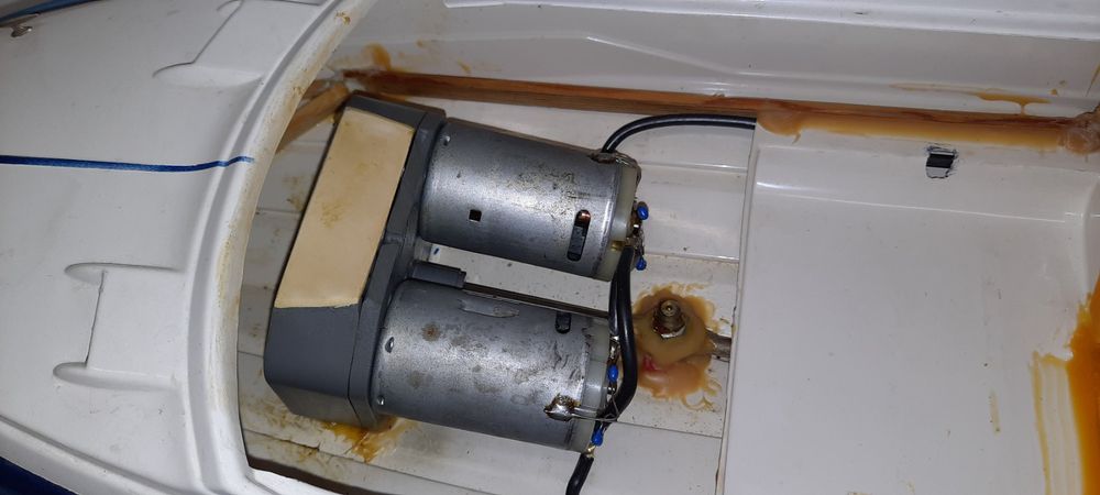 Funkfernsteuerung Für RC Boote - LCD Display Mit 1200mAh Akku