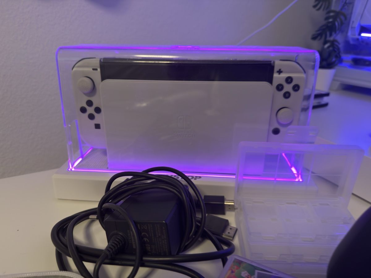 Nintendo Console: Nintendo Switch OLED Neu mit Zubehoer – Nuovo (secondo la descrizione) da Ermensee venduto da Joao_ 4