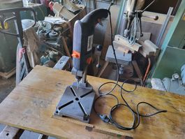 Ständerbohrmaschine mit Bohrmaschine