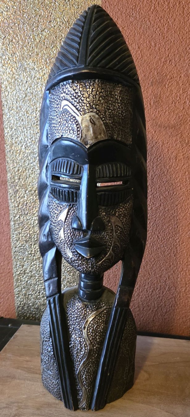 Internationale Kunst: Grosse afrikanische Holzmaske (62 cm) mit Messing-Bemalung – Gebraucht aus Ebikon von Fredieluz 1