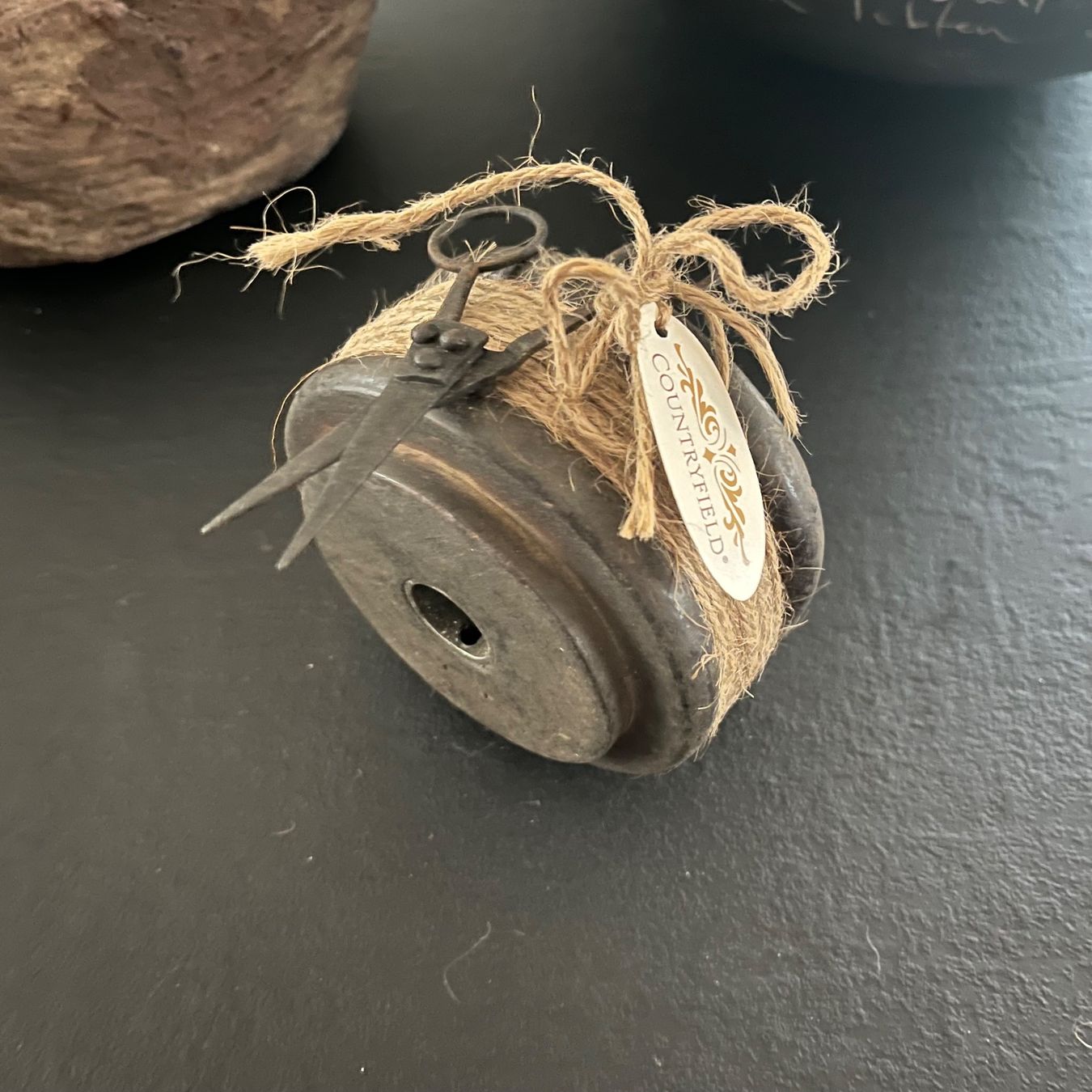 Toutes les décorations: Schnur Spuhle Schnurspuhle Holz mit Schere klein – Neuf (Voir description) à Buochs par charlie18