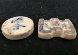 China 2 kleine Porzellan Geldstücke Spielchips Token antik