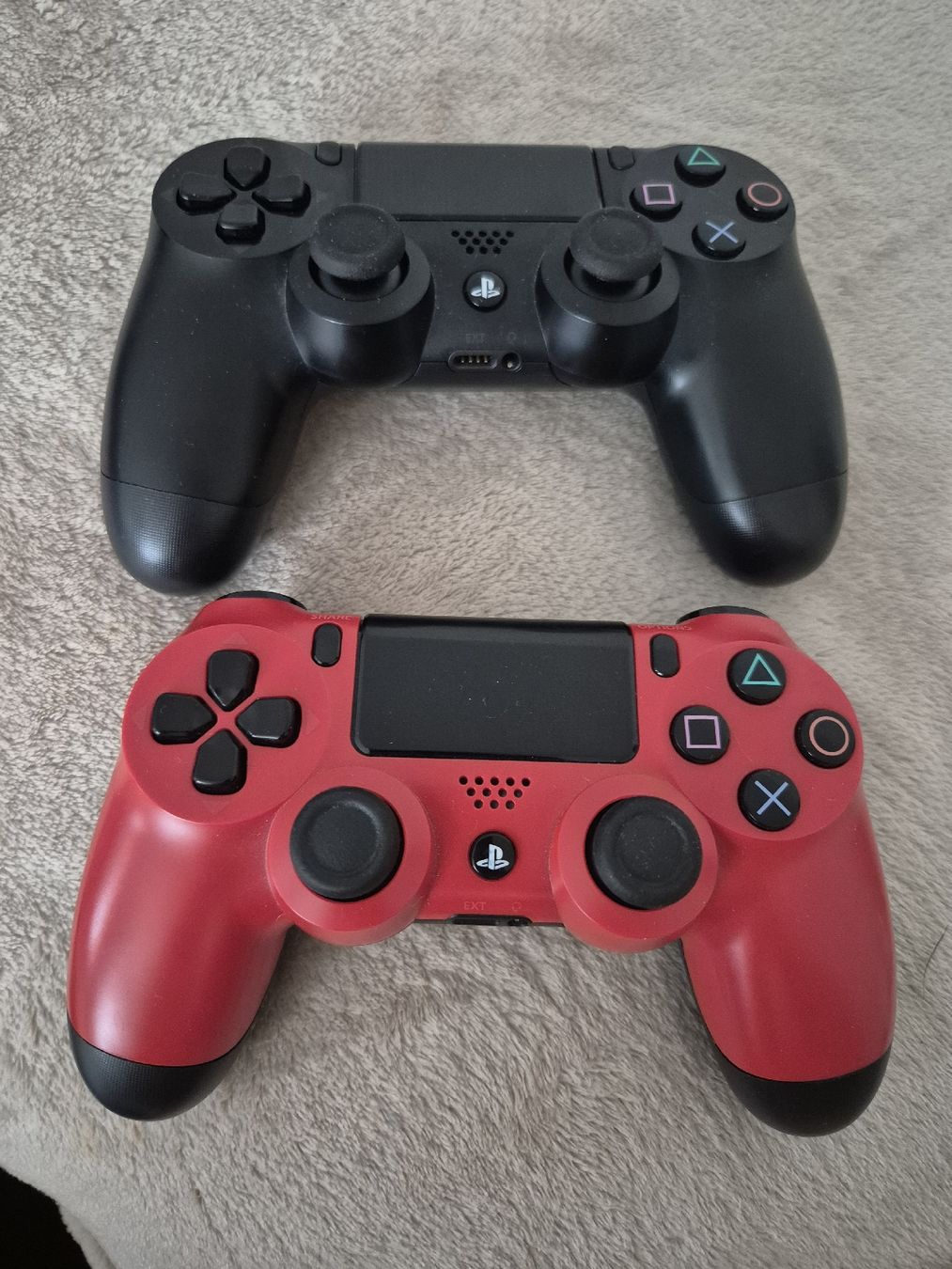 Sony Controller: 2 Sony PlayStation 4 Controller schwarz rot gebraucht – Usato da Luzern venduto da remi_86
