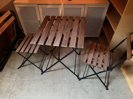 1 table avec 2 chaises IKEA 