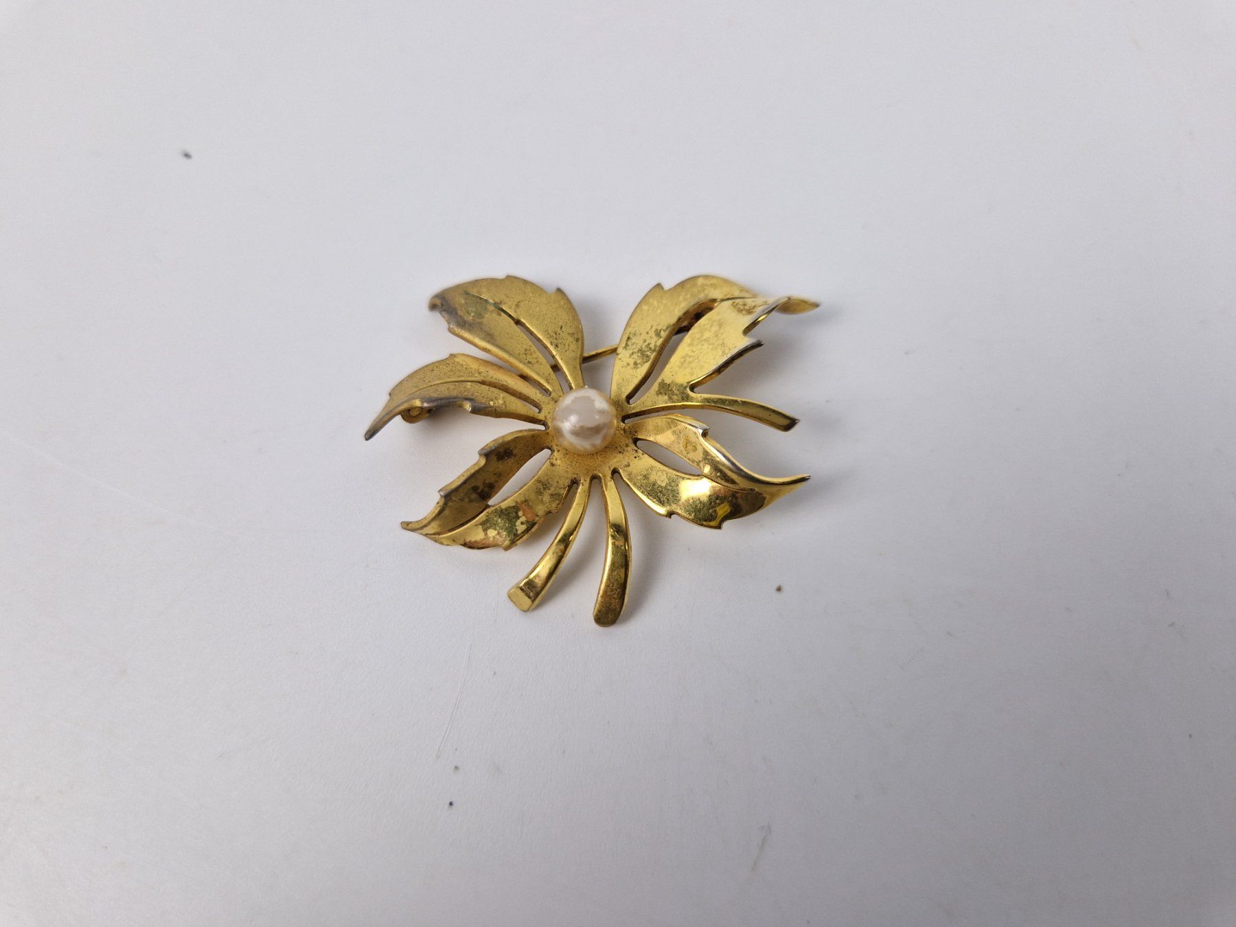 Spille & Fermagli: Goldene Blumenbrosche mit Perle – Usato da Muhen venduto da Restwert_Muhen