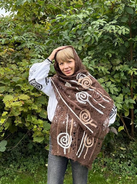 Foulard & Sciarpe: Brauner Mohairschal mit Spiralmuster – Nuovo e nell'imballaggio originale da Thalwil venduto da han_2b8c 2