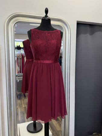 Elegantes Partykleid aus Burgunder Spitze 32