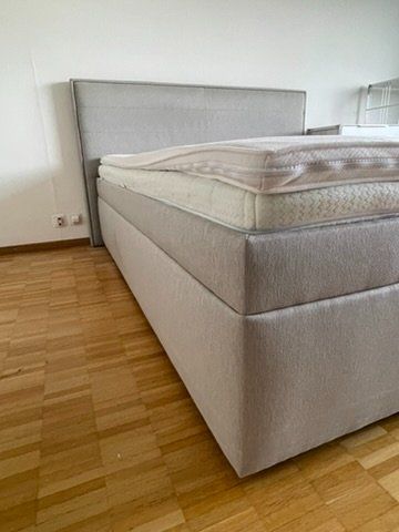 Betten: Hellgraues Doppelbett im Boxspring-Stil mit Kopfteil – Gebraucht aus Zürich von Vichr 6