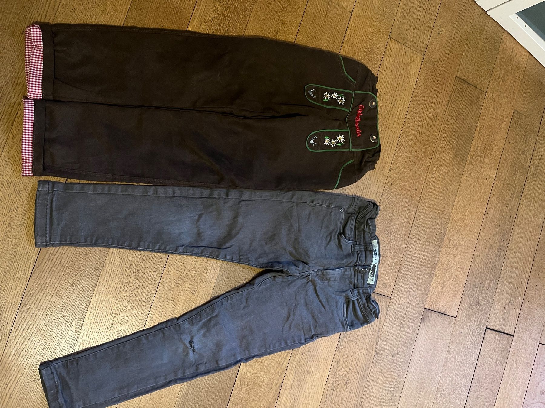 Pantaloni: Kinderkleidung 122/128 – Usato da Ermatingen venduto da Pinggu02