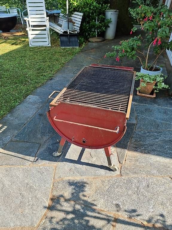 Grills: Griglia grande con ruote e piedi – Gebraucht aus Sonvico von thematt1 1