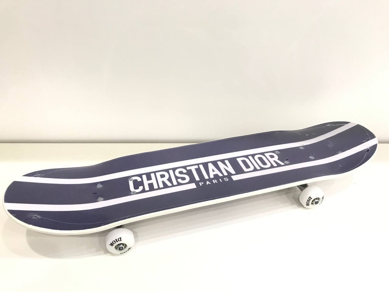 Skateboards: Skateboard Dior – Nuovo e nell'imballaggio originale da Chêne-Bougeries venduto da CollectorGVA 1