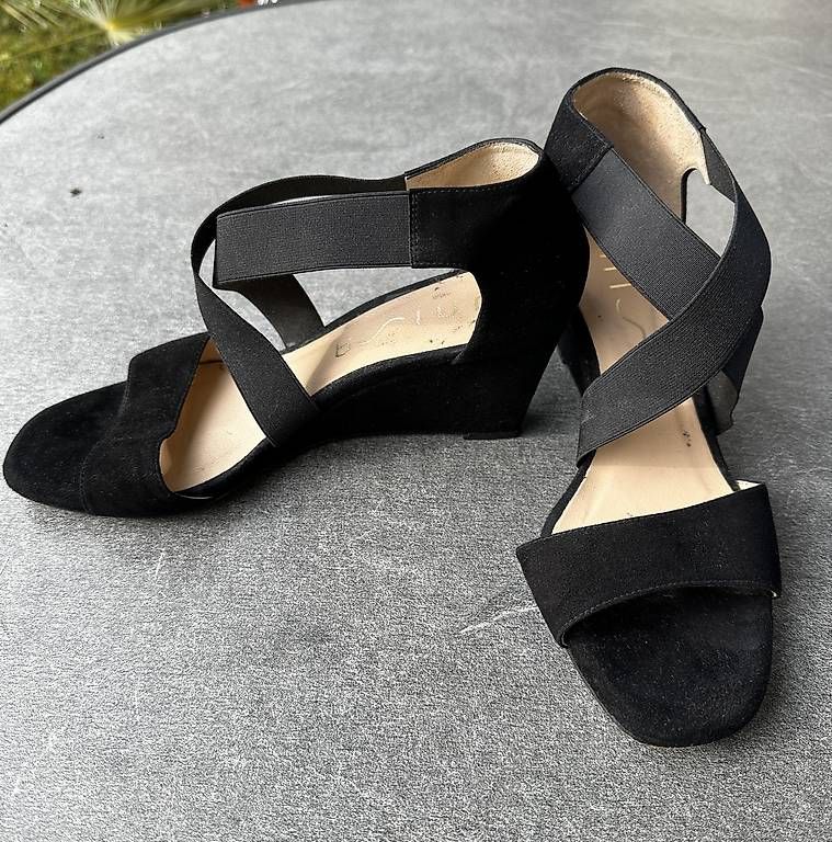 Damenschuhe: Wedges Pumps schwarz, Wildleder, Gr. 40 – Gebraucht aus Thalwil von and_fdf5 1