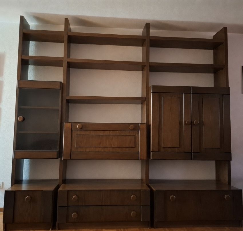 Vitrinen: Wohnwand Nussbaum mit Vitrine und Schubladen gebraucht – Gebraucht aus Islisberg von Danste16