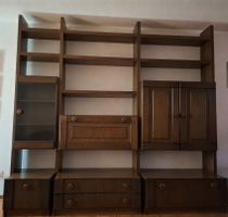 Wohnwand Nussbaum mit Vitrine und Schubladen gebraucht