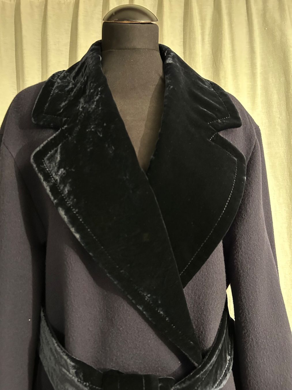 Cappotti: Eleganter GIANFRANCO FERRE Wintermantel mit Samt Gr. 40 – Nuovo (secondo la descrizione) da Niederglatt ZH venduto da adi_99tq 2