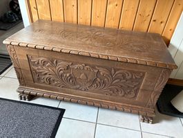 Truhe Holz Schnitzerei guter Zustand