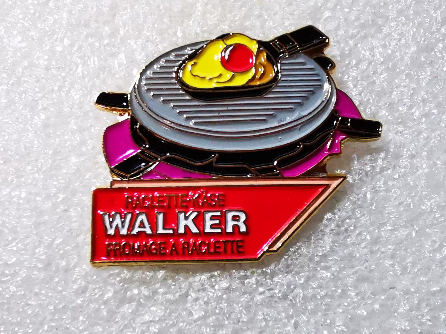 Plaketten & Abzeichen: Ansteckpin 50: Raclettkäse Walker – Gebraucht aus Oppligen von Pin-Fall-Shop
