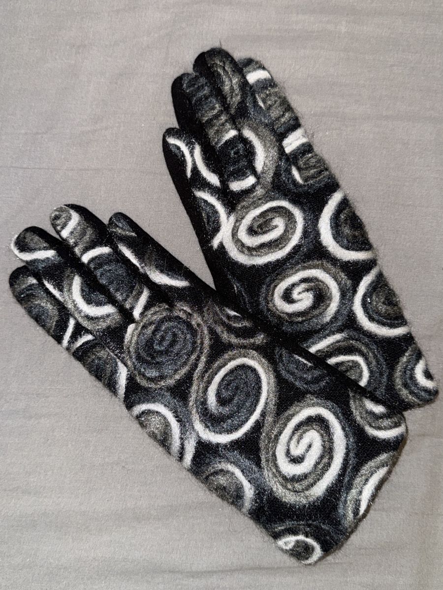 Handschuhe & Handstulpen: SCHWARZE HANDSCHUHE MIT SPIRALMUSTER – Gebraucht aus Schlieren von kle_dis