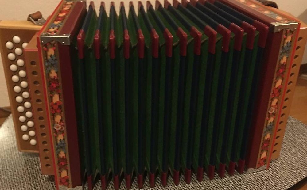 Strumenti musicali: Schwyzerörgeli "Typ Schmid" A – Usato da Niederscherli venduto da dampfueli 2