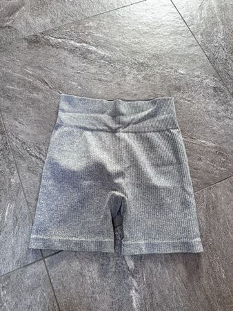 Graue, kurze Sport-Hose von Mango, Grösse XS