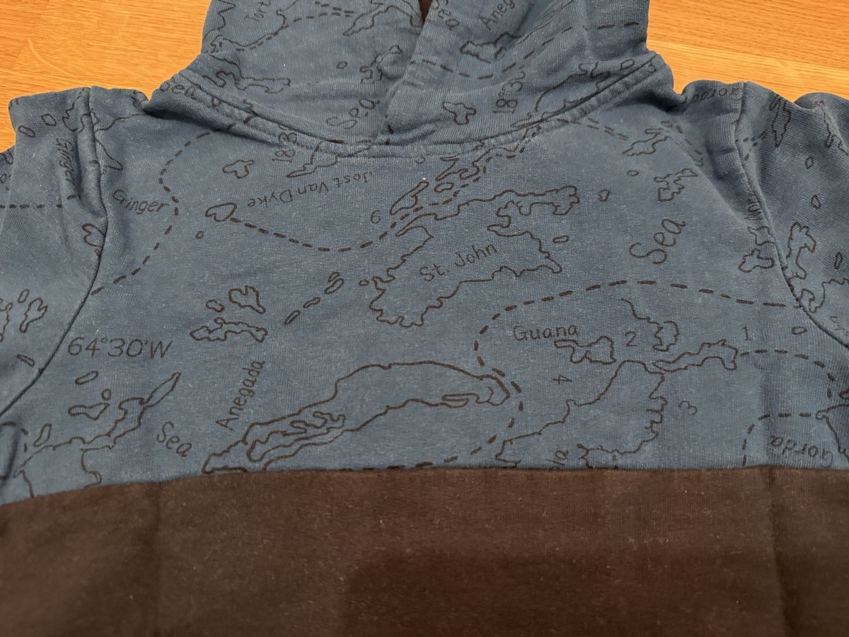 Maglioni & Felpe: Sweat à capuche imprimé cartes, taille 104 – Usato da Genève venduto da valmath 1