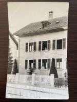 ECHTFOTOKARTE GLARUS (?) belebtes Wohnhaus mit Hausnummer 2