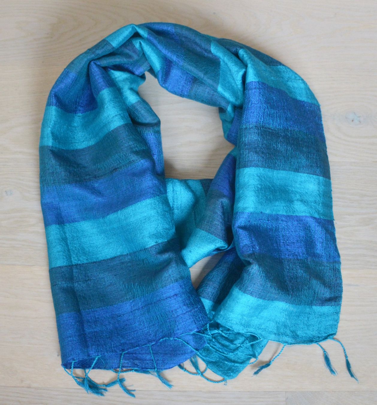 Foulard & Sciarpe: Leichter, gestreifter Roh Seidenschal – Usato da Niederhasli venduto da littledrop 1